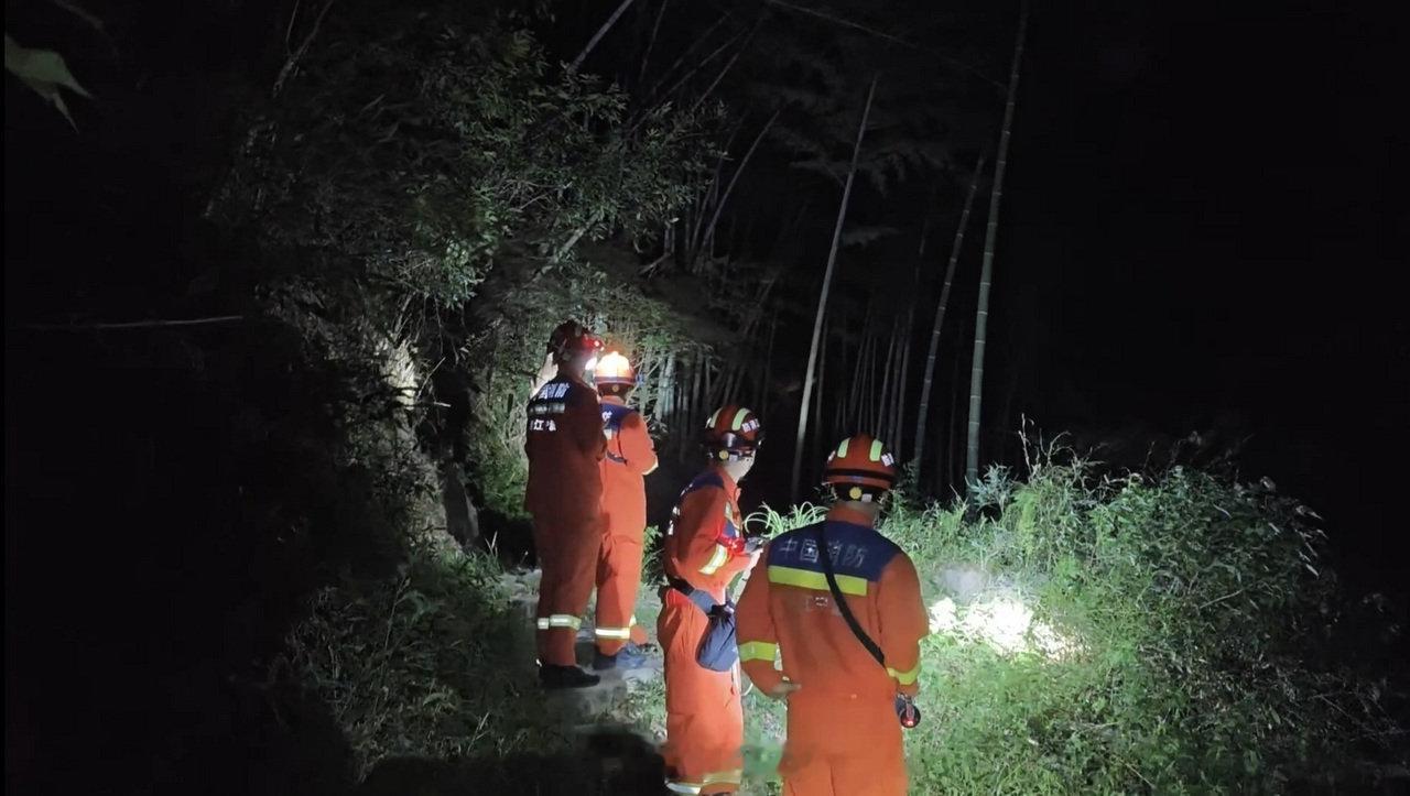 宁波男子深夜进山抓知了猴被困深山三小时 近日，余姚一名男子深夜进山捕捉知了猴想补