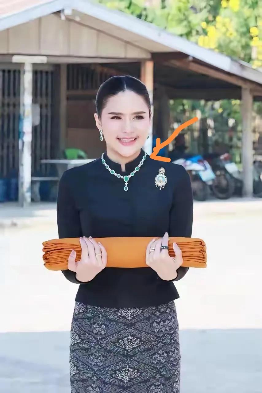 椰风挡不住啊！

最近，欧拉弄不仅人越变越漂亮，首饰也不断地上档升级，连服饰都不