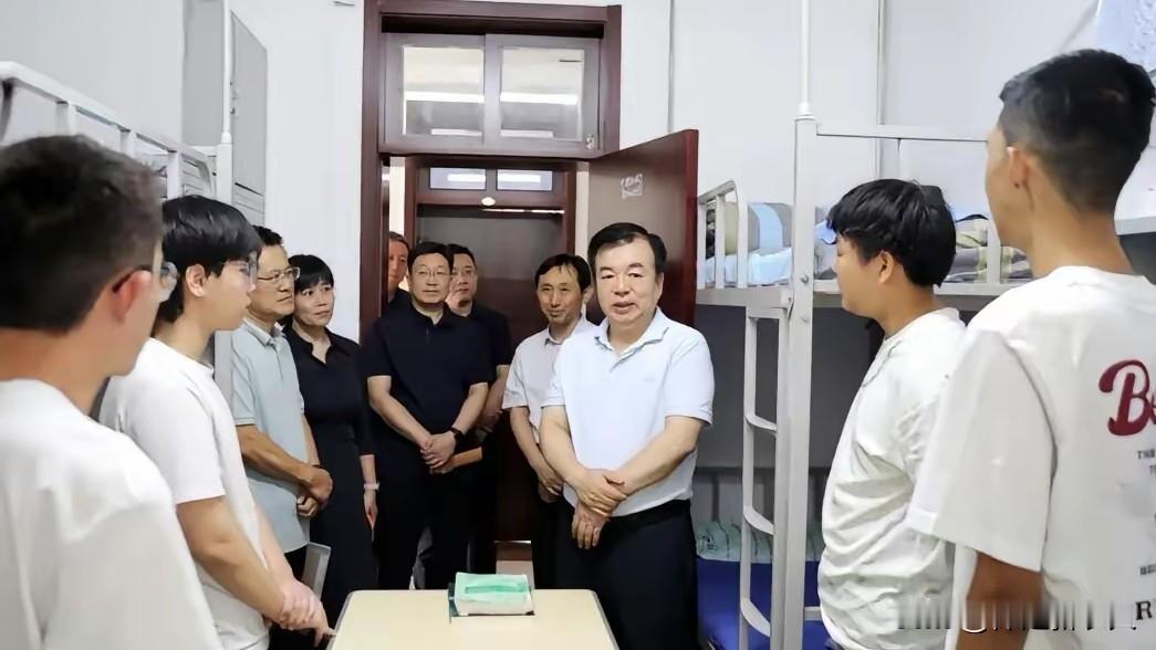 新学期开学季，河北师范大学领导到宿舍看望2026年入学新生。
保定人欢迎学子们来