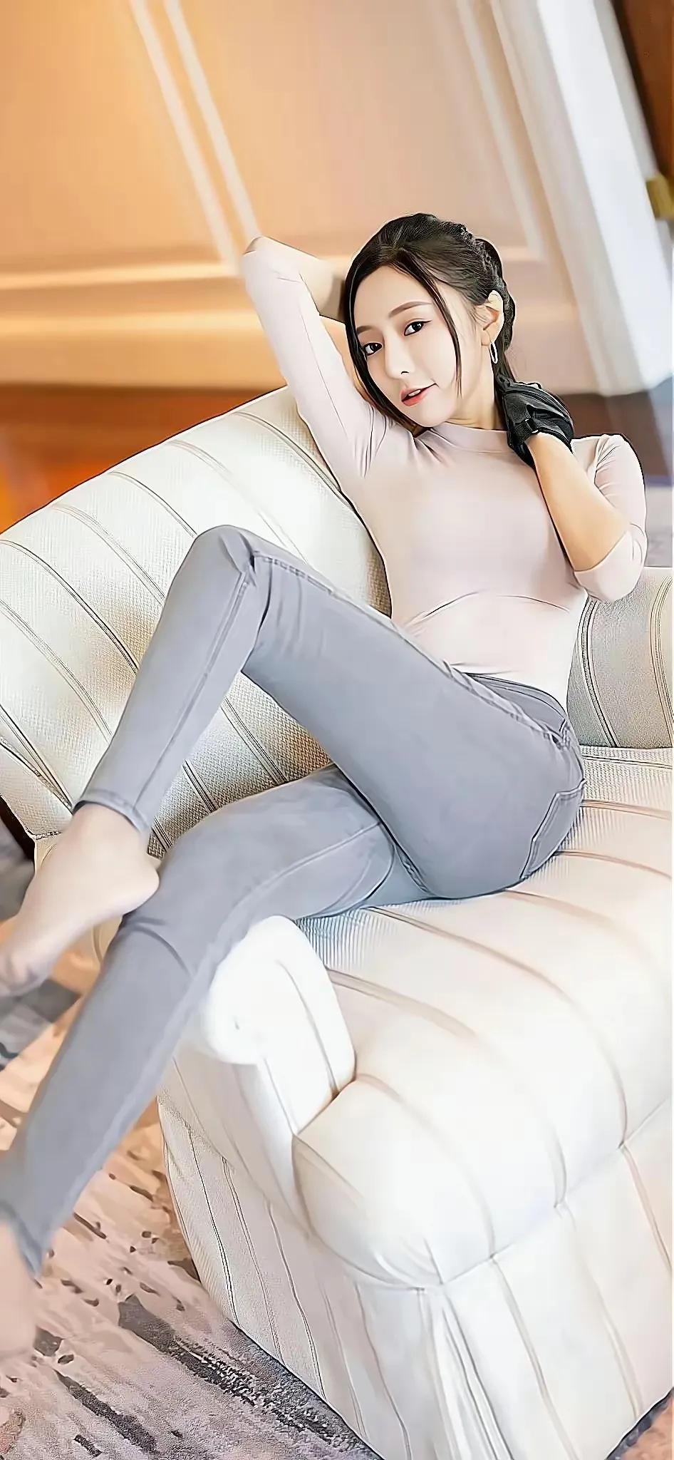 女神瑶瑶，灰色紧身牛仔裤，美出天际，无敌身材