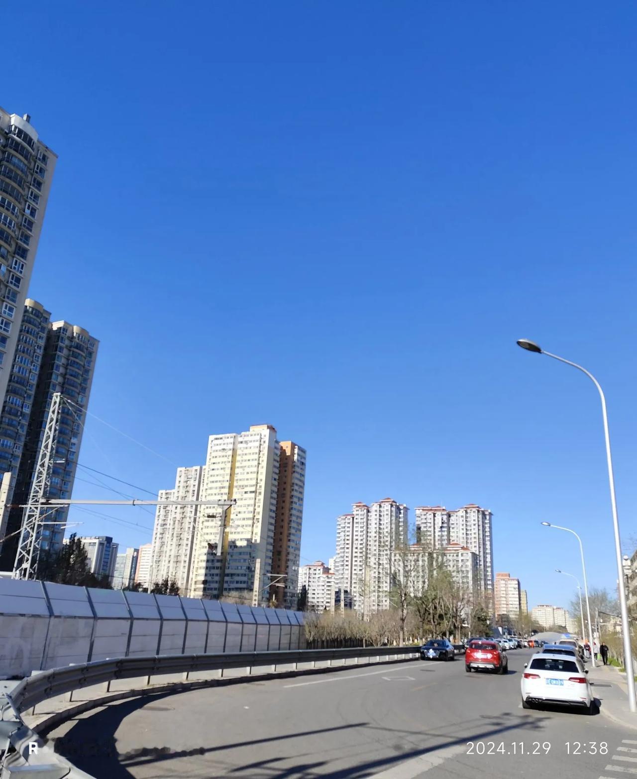 随手拍一张你所在城市的蓝天景色今天的太阳有着刺眼的光芒，风很大，吹起我的长羽绒服