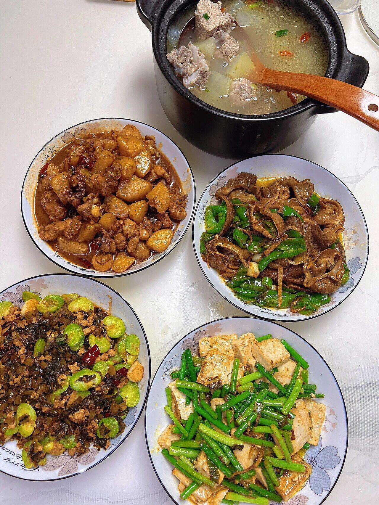 一个人在家吃饭，我是不会做四个菜的。做四个菜，洗菜、切菜、炒菜一通操作下来，太费