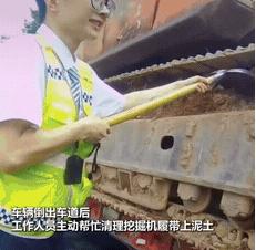 泪目。近日，一辆货车因超重被拦在高速口，司机本以为只能原路返回，万万没想到，收费