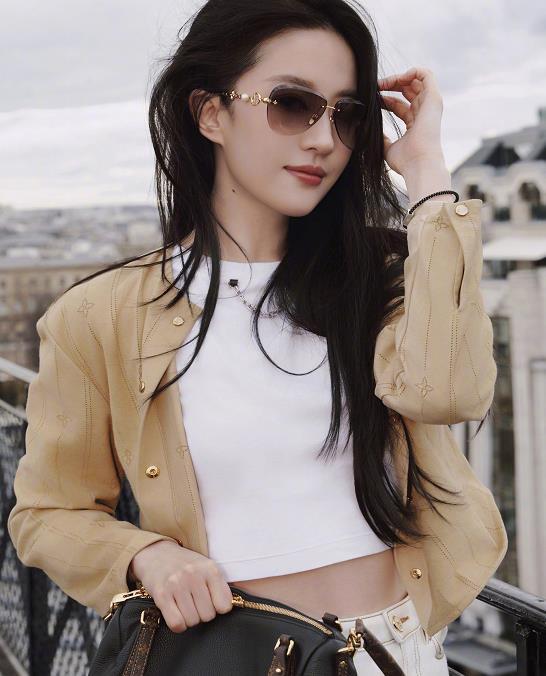 刘亦菲真的大大方方的 仙女姐姐刘亦菲在公众面前的发言和公关方面确实值得许多爆红的