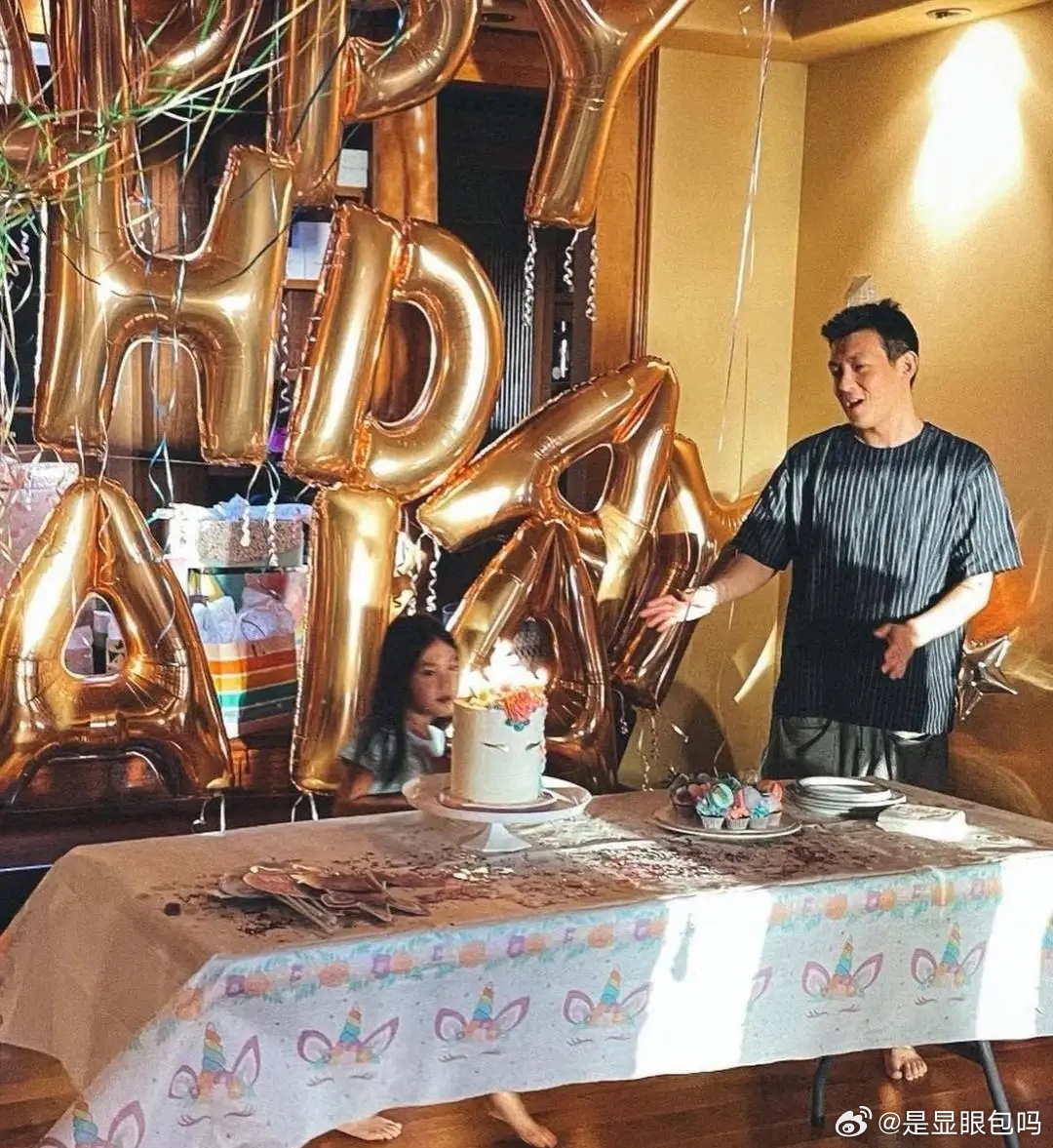陈冠希和老婆秦舒培为9岁女儿庆祝生日，家里装饰得浪漫又温馨，满满的对女儿的爱，一