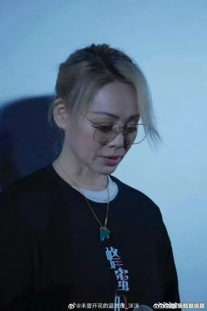 宁静真的来张杰演唱会了张杰宁静演唱会后续后续更新！宁静现身张杰演唱会现场，实力印