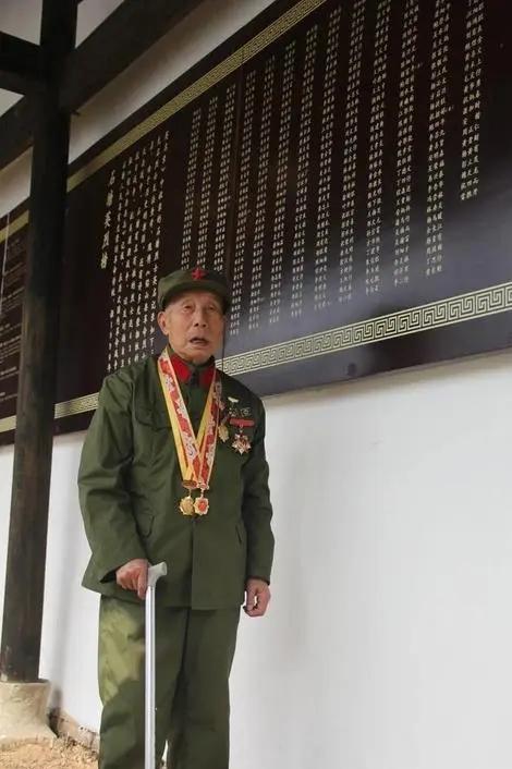 镇里有个老红军，时不时的就会跑到镇政府大院里骂街。老爷子身体确实好，中气十足，能