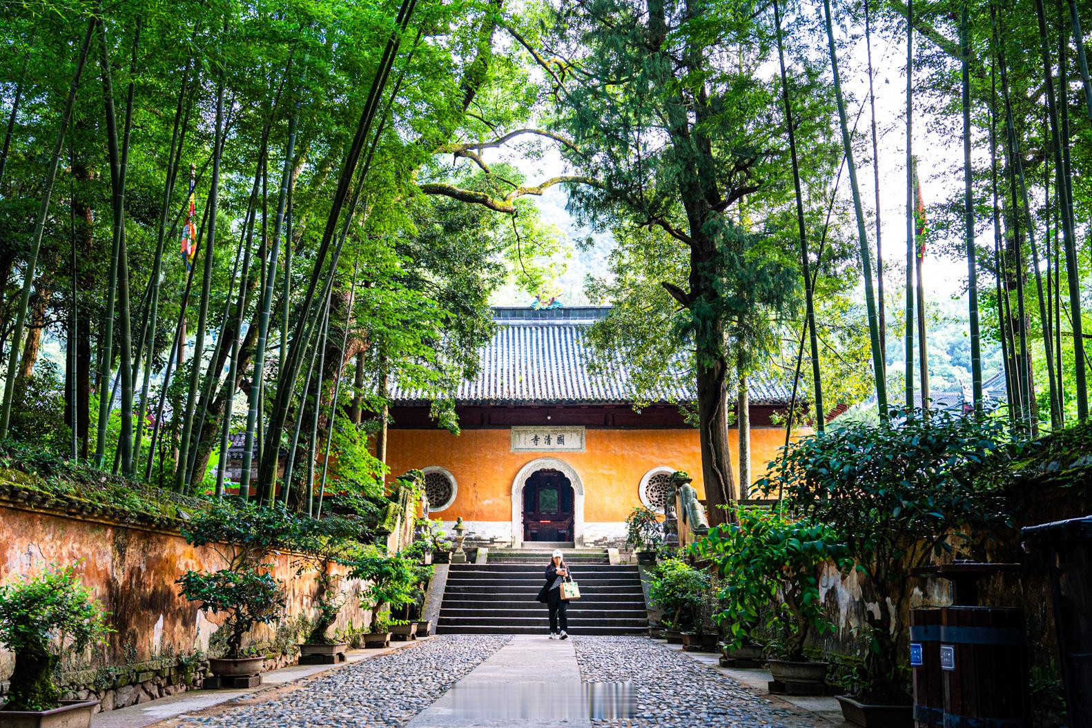 国清寺先立宗，后建寺，历代扩建，从入口进，越往后，越往高，年代越久远，直至隋朝，