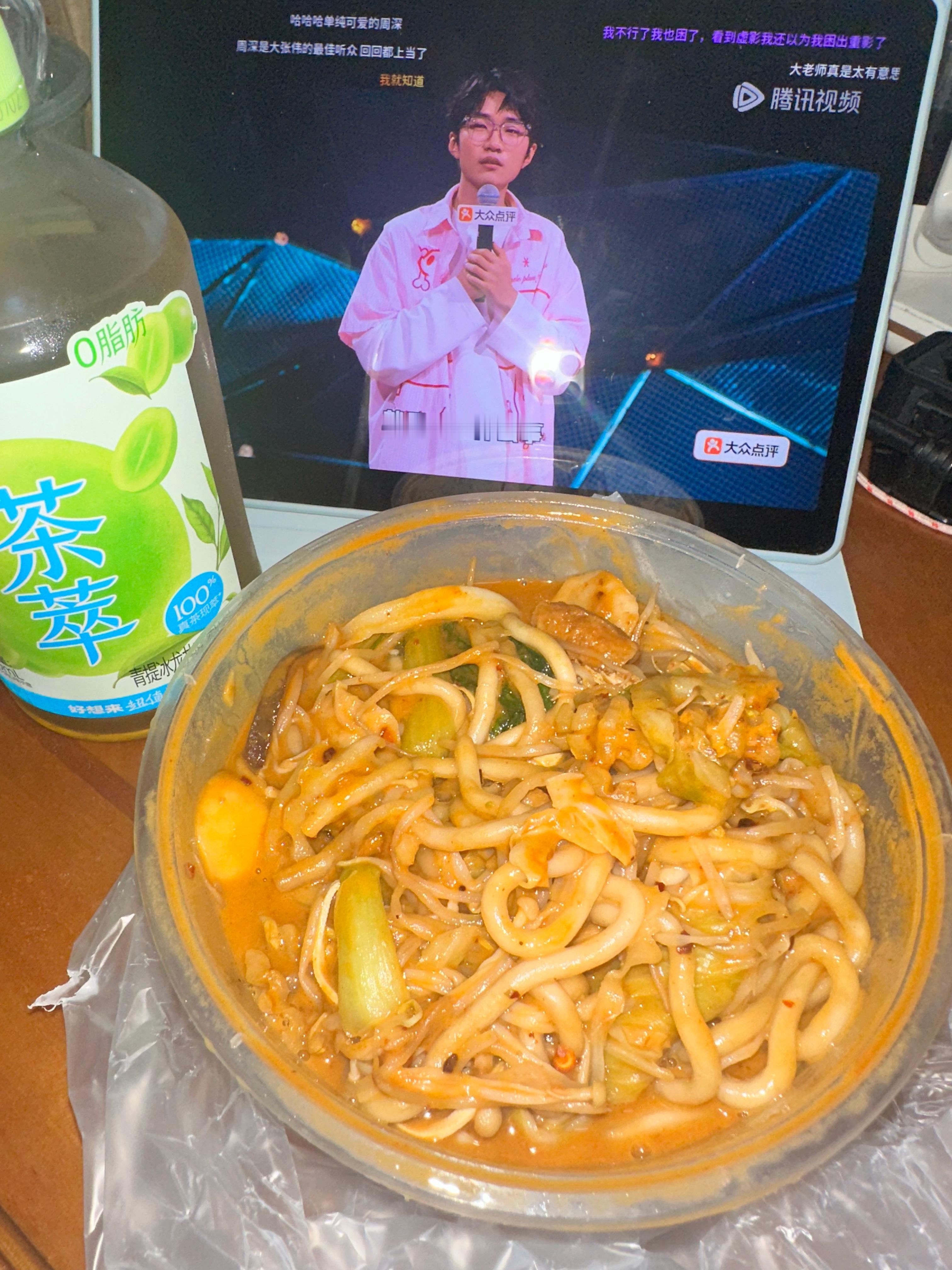 当你点了一份快要打烊点的麻辣拌...你将得到一盆...我拿到手都快漫出来了是我平