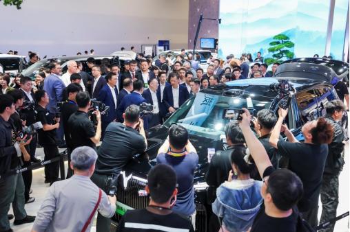 4月25日北京车展现场，华为智能汽车解决方案 BU CEO 靳玉志亲临岚图展台，
