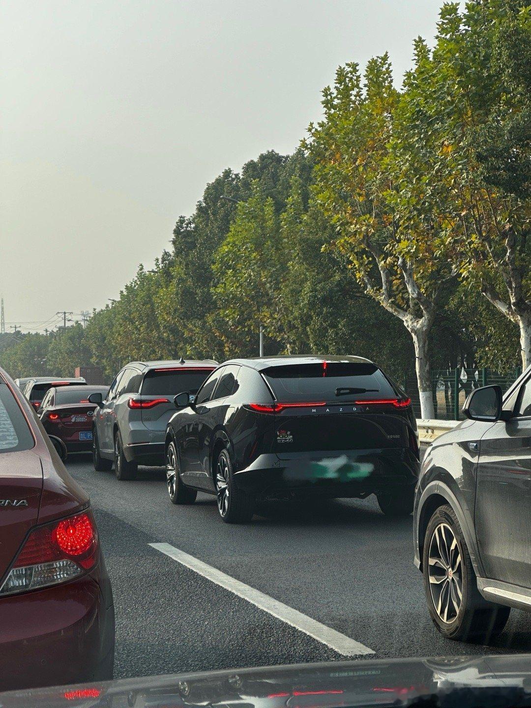 活捉野生马自达ez60 后屁股没有图片中那么奇怪，真的很好看的这个尾灯点亮有小轿