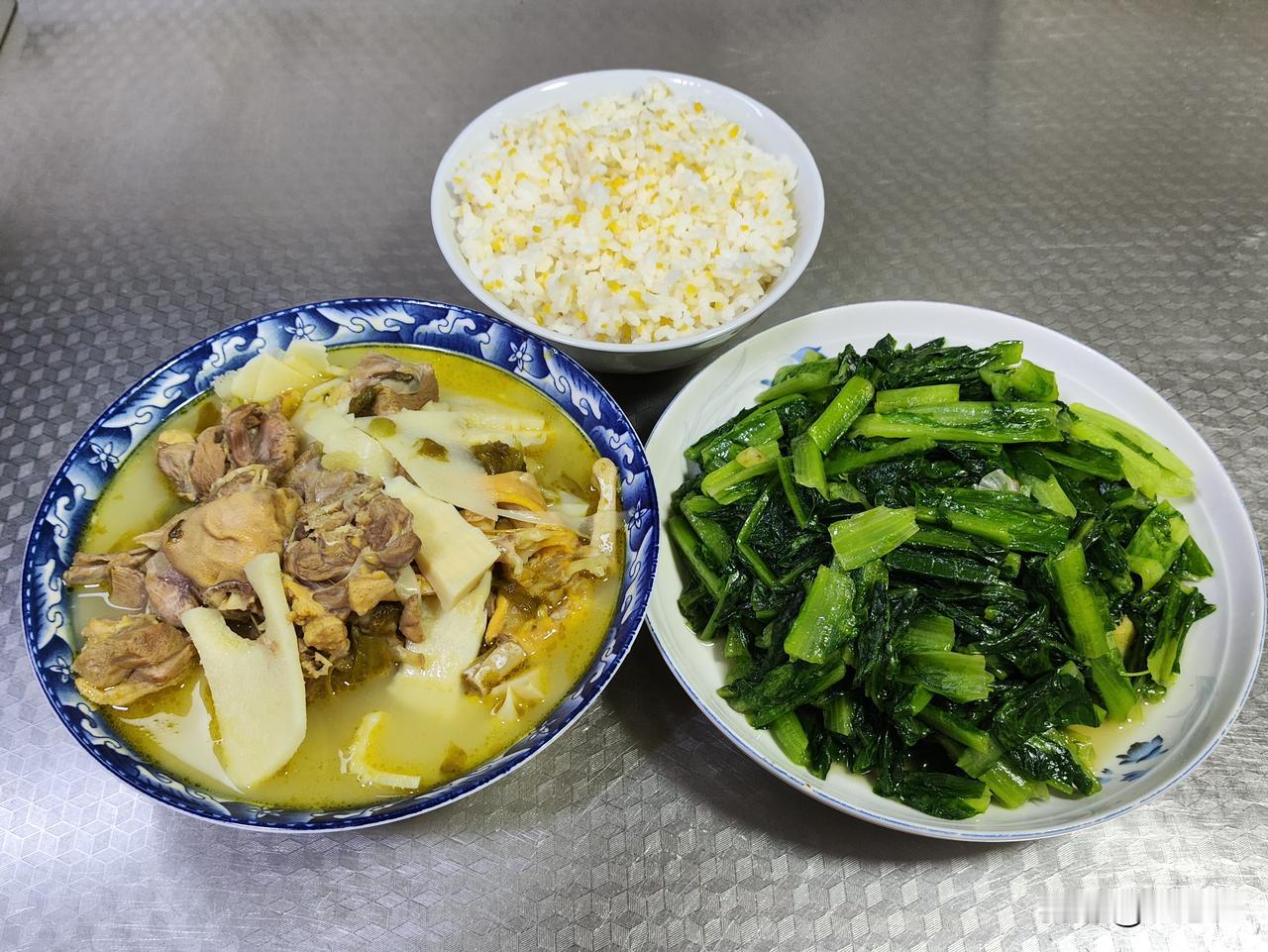 五月十二日晚餐，我做了两个菜，一道是酸菜老鸭烧竹笋，鲜香四溢，开胃又下饭；另一道