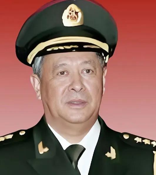 他是陈炳德将军，他在公开场合讲话时，喝水的水杯是个罐头瓶，这不是作秀，这是他一贯