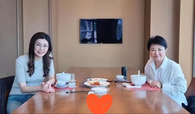 就在刚刚，
国民党主席郑丽文发表声明，
5月7日，郑丽文赴台中与市长卢秀燕会面吃