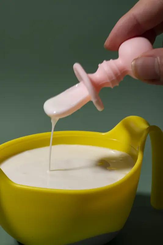 最近有个事儿在网上挺火，一位爸爸给9个月大的宝宝冲奶粉，宝宝急得“开口说话”了。