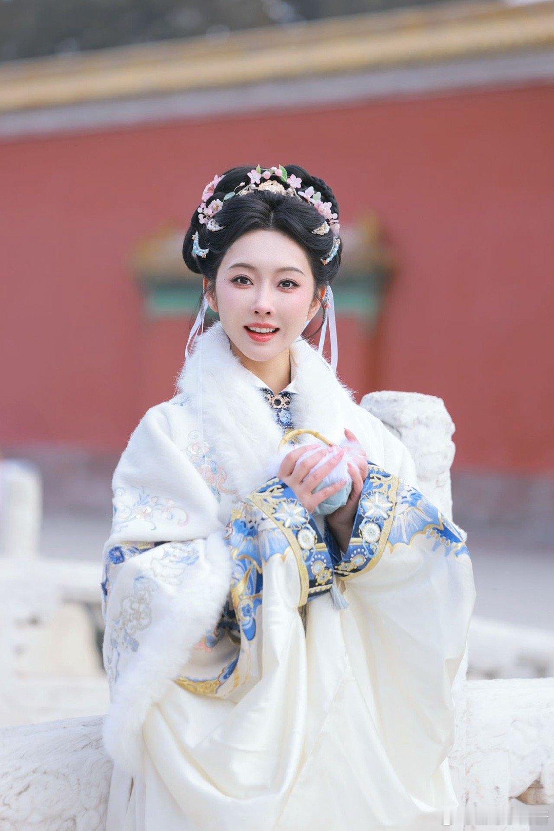 宣璐明制汉服美成啥了 明制汉服的天花板又更新了！宣璐素白披风配蓝金绣纹，毛领衬得