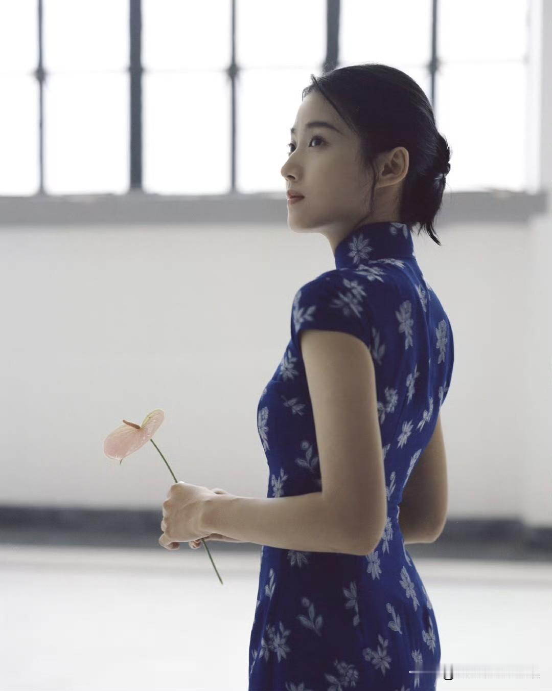 卢昱晓穿旗袍的样子真的太甜啦，她身着新中式旗袍，脚踩凉高跟站在天台，修长美腿搭配