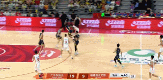 杨曦皓外线接球果断出手，三分命中，终于打破得分僵局！广东男篮vs福建男篮