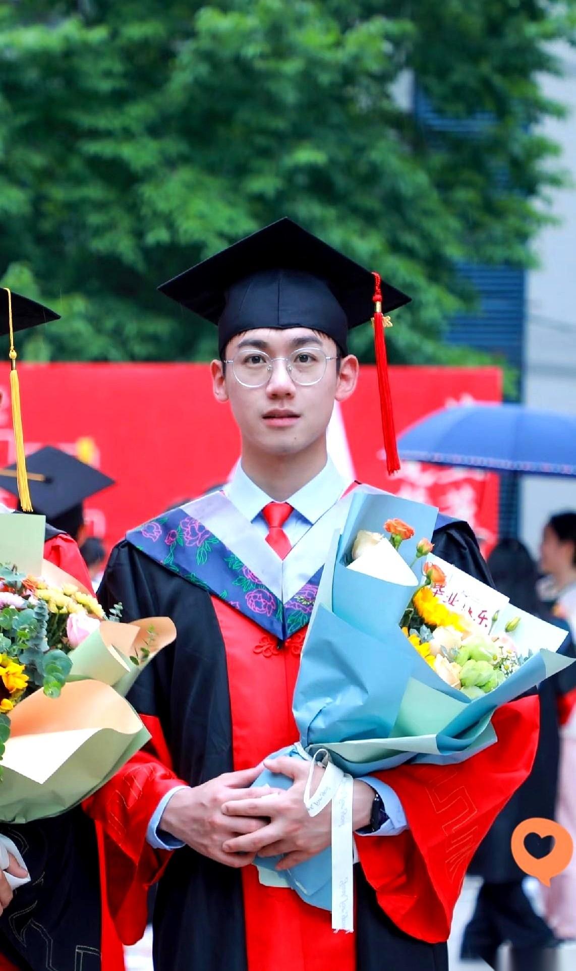 他爹的灵堂上，哀乐混着香火味，亲戚们披着麻、跪在地上，哭成一片。
就他，那个全村