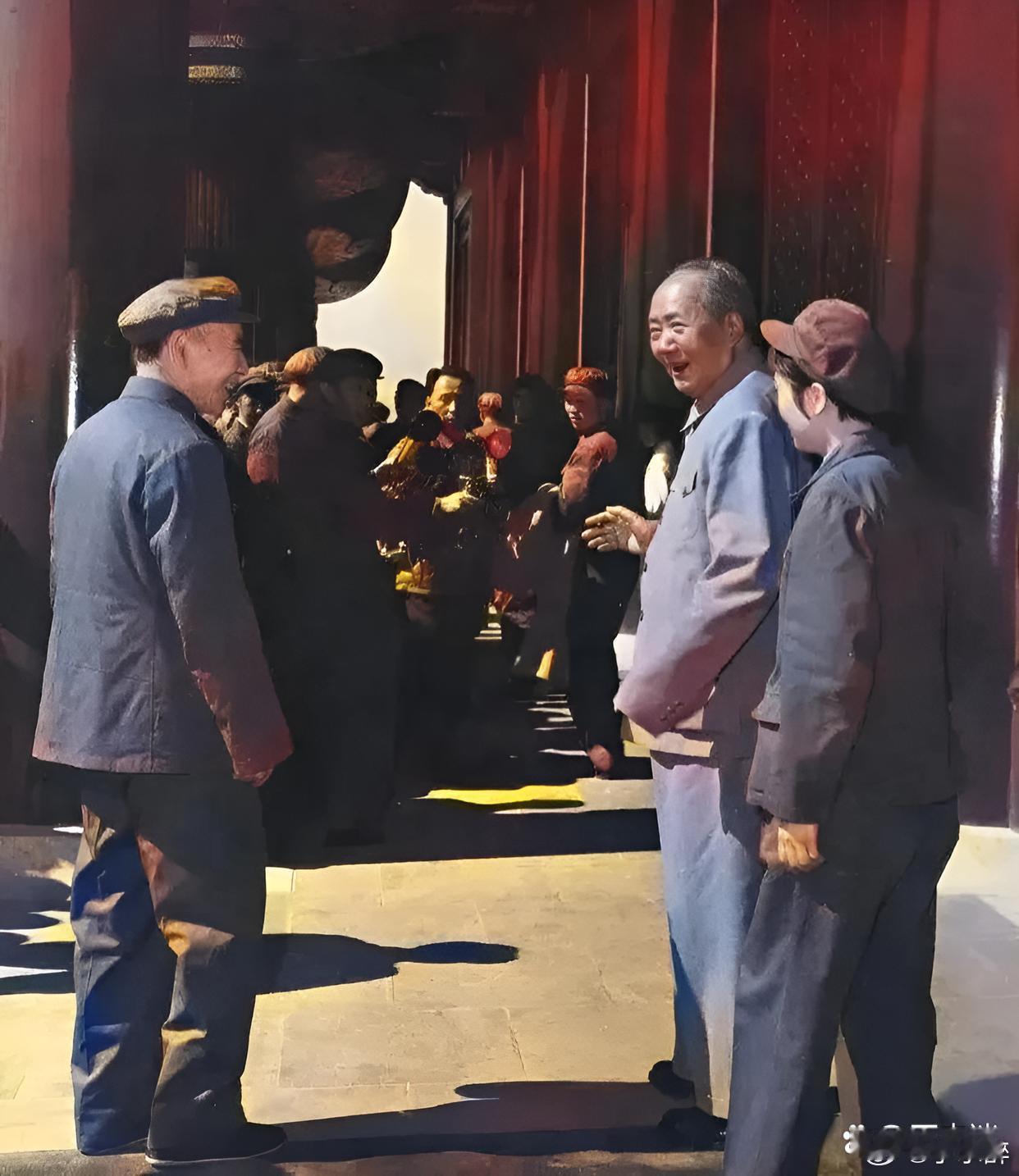 毛主席与林帅一张罕见合影，两人相视一笑，毛主席旁边的是张玉凤。（转） ​​​