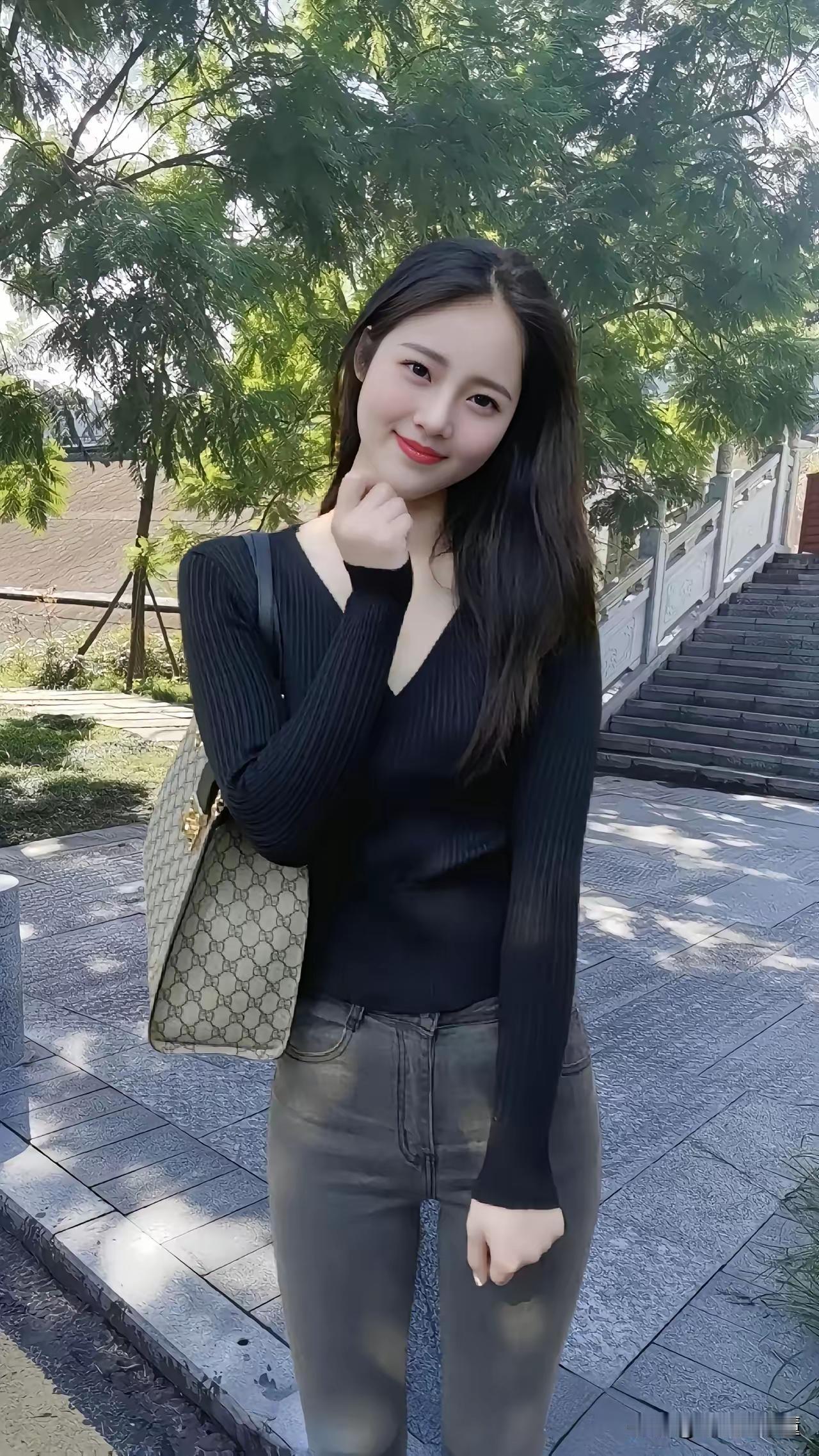 阳光明媚，美女在微笑。甜美微笑写真 海边微笑少女 女生笑容 治愈系风景美女 甜美