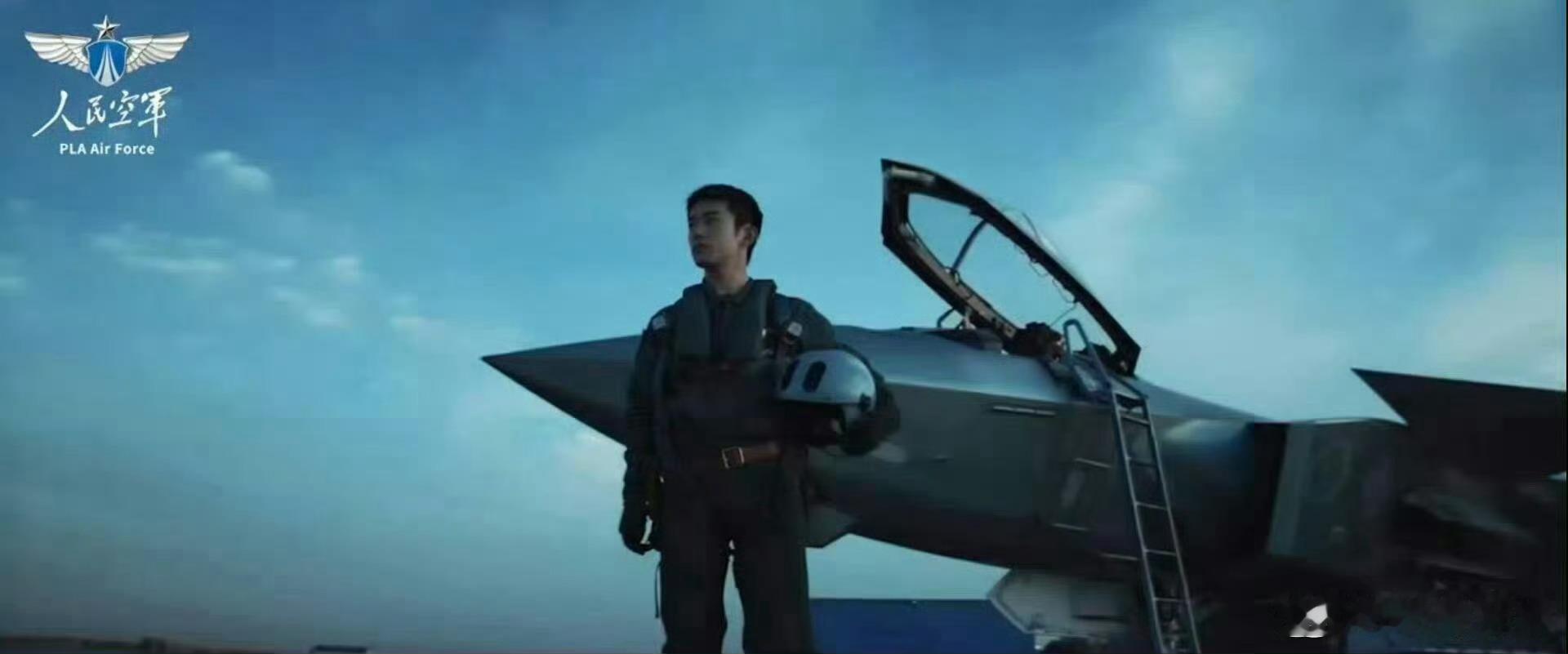易烊千玺好青春的空军招飞曲易烊千玺谁听完不想报名飞行少年团啊，易烊千玺的歌声里全