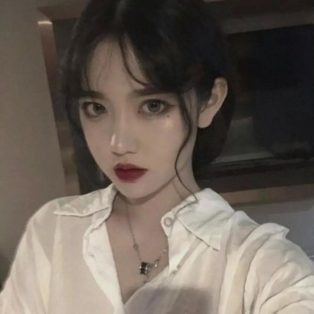 优雅黑发少女，红唇白衬衫，美得惊艳黑发红唇女神 红唇美少女 黑发女神 黑发辣妹 