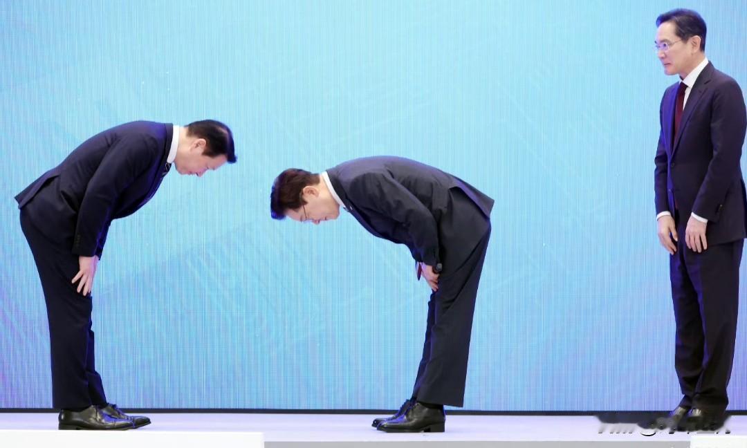 韩国总统向三星、SK掌门行90度“折叠鞠躬礼”，幕僚透露：曾试图拦阻大礼未果
