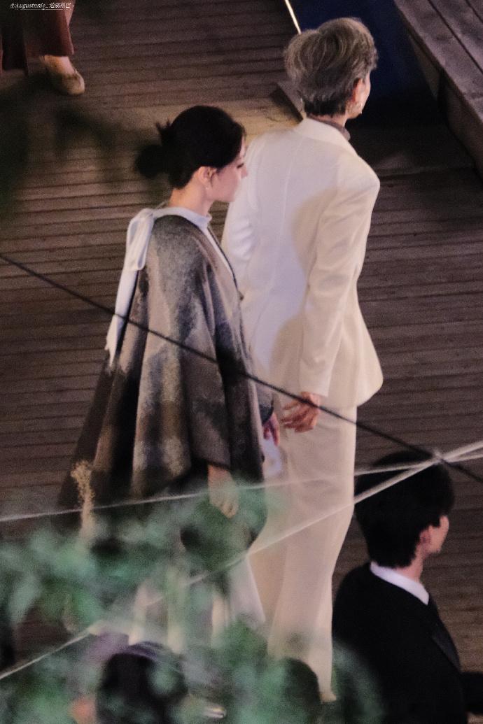 迪丽热巴叶童牵手路透迪丽热巴卫蓝白裙路透牵手画面氛围感拉满！叶童的 “稳” 与热