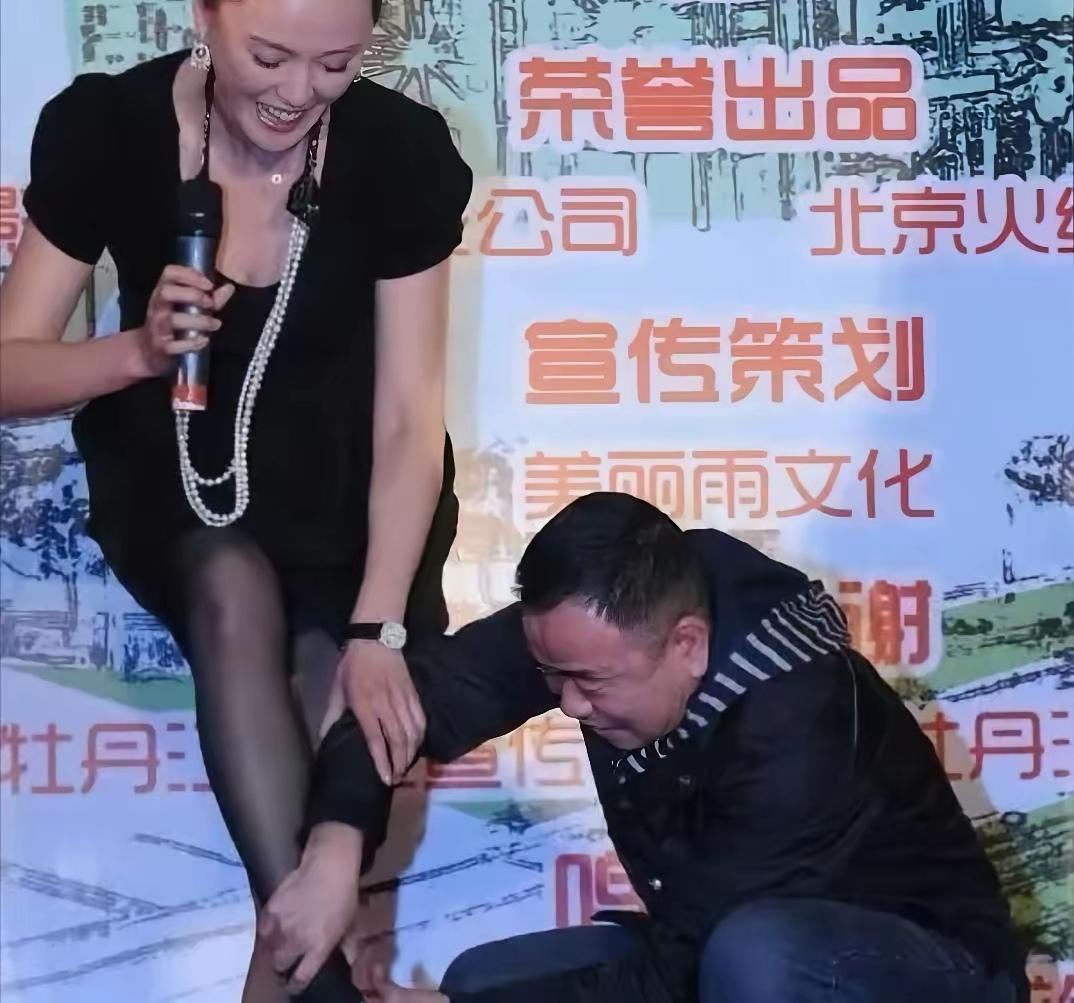 潘长江热情地帮梁爱琪穿鞋，她是不好意思麻烦他还是怕他占便宜？个人感觉潘长江有点太