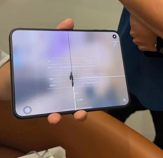 苹果越来越把消费者当猴了！

iPhone Duo 拆封半小时，机身内部突然传来