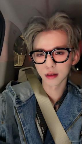 何浩楠直播 禾伙人的快乐来源！收工后车上直播，金发黑框超吸睛，贴心报平安+比心，