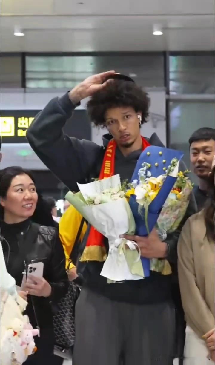 这威尔逊上个赛季在吉林打球，不但兢兢业业，出勤率和出场时间很高，而且投篮命中率和