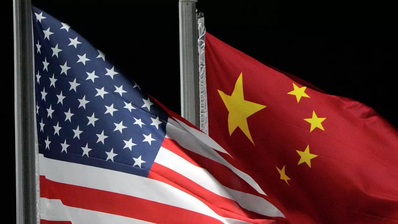 最近这段时间，国际社会的目光始终聚焦在各类外交互动上，而伊朗专机悄然抵京的消息，
