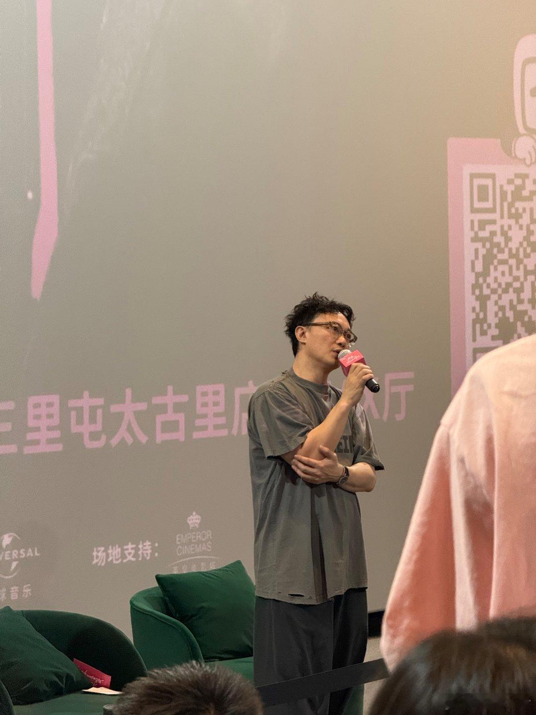陈奕迅出国了但没完全出 听陈奕迅在巡演纪录片分享会北京站讲趣事：去意大利度假想低