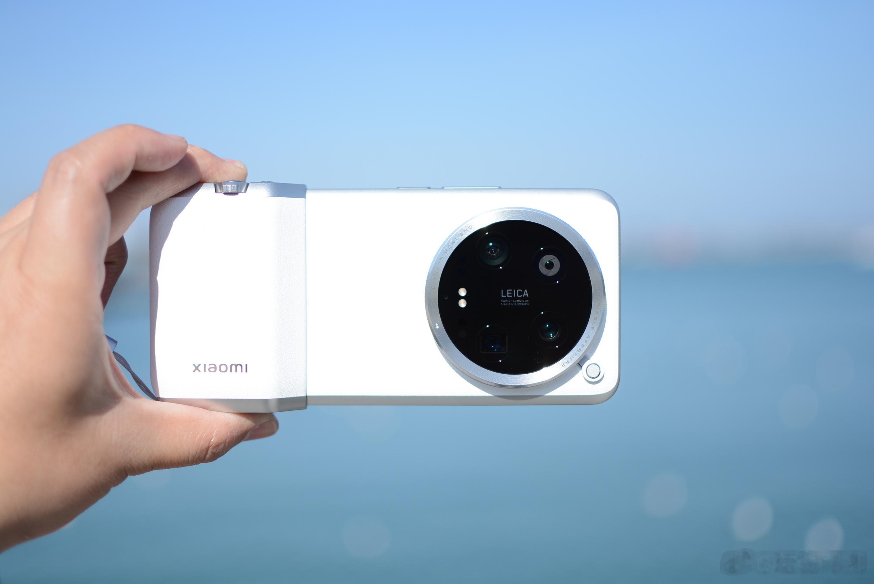 小米14 Ultra，真机上手图！简单说一下感受：1、屏幕非常出色，在户外阳光直