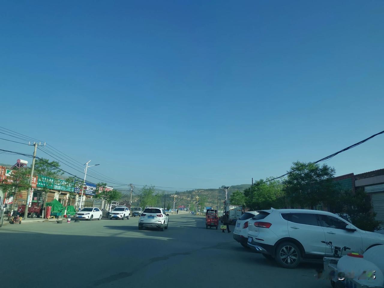 五一放假，早上8：00，农村村镇街道上空聊无人，10几年以前的人山人海景象哪里去