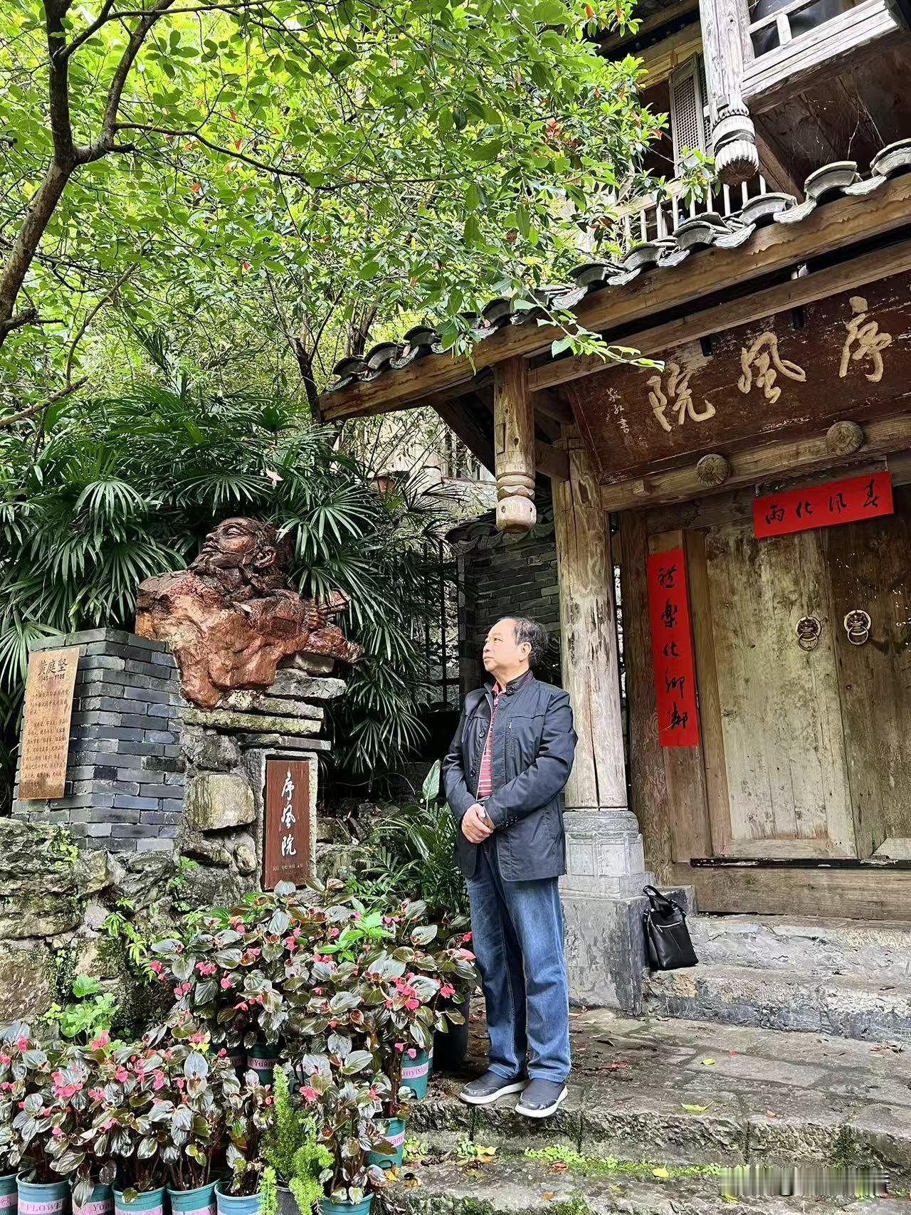 ‌留下诗词与墨宝‌：黄庭坚在乌江流域创作了多首诗作，如“摩围小隐枕蛮江”即指乌江