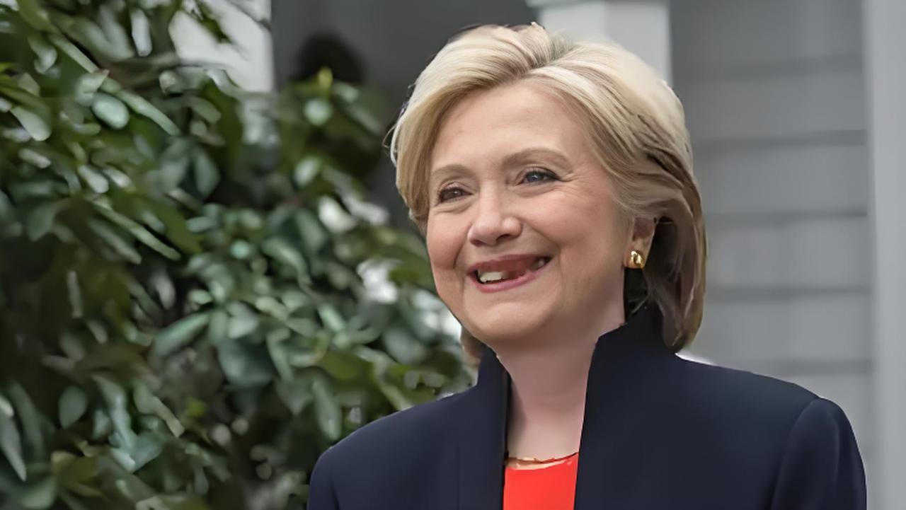 希拉里再发声。
据美国哥伦比亚广播公司2月18日报道，美国前国务卿希拉里在接受英