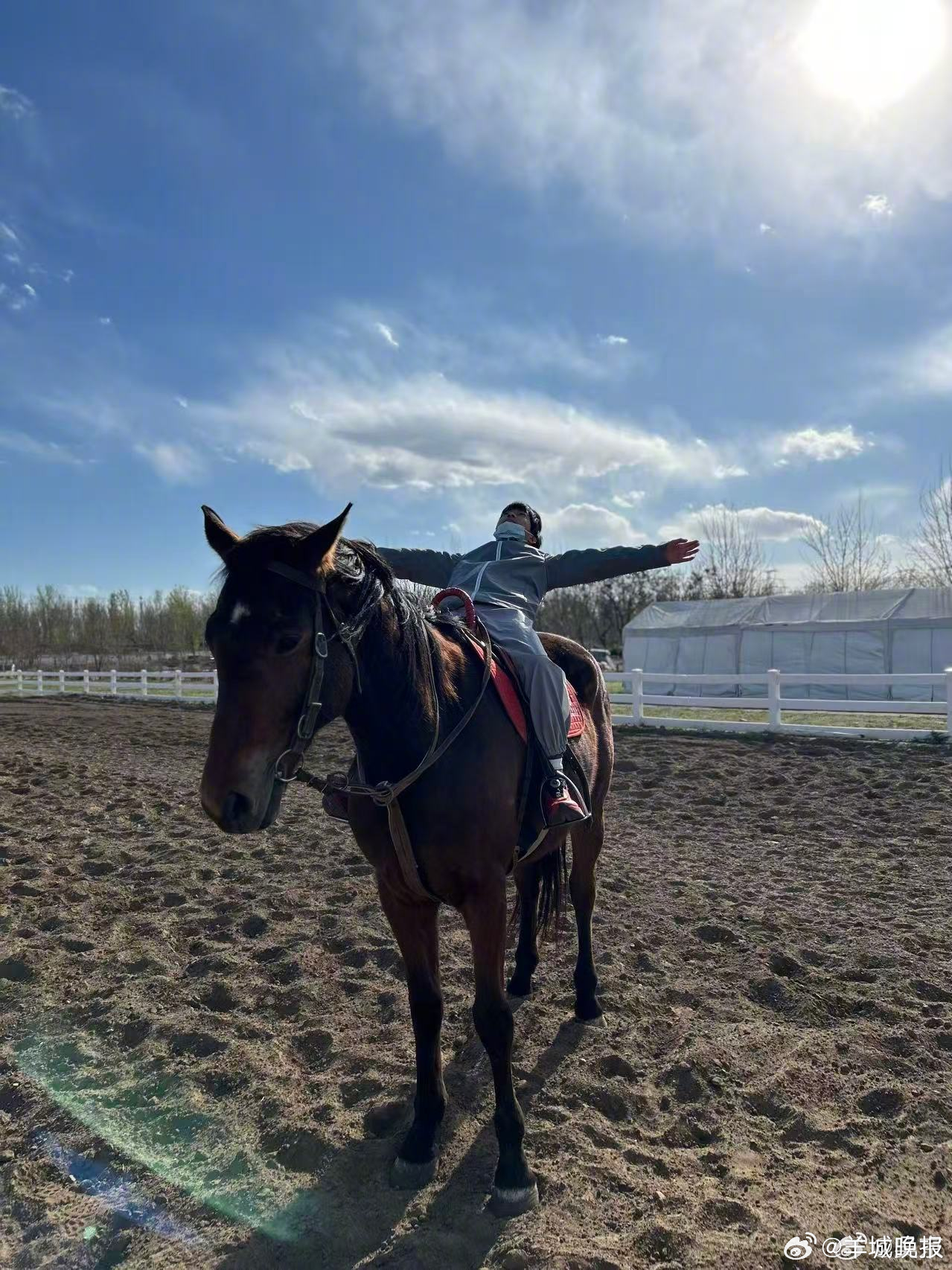 #吴京儿子给小马取名春风#【#吴京一家都在乘风#】 4月7日，晒带娃日常，陪伴儿