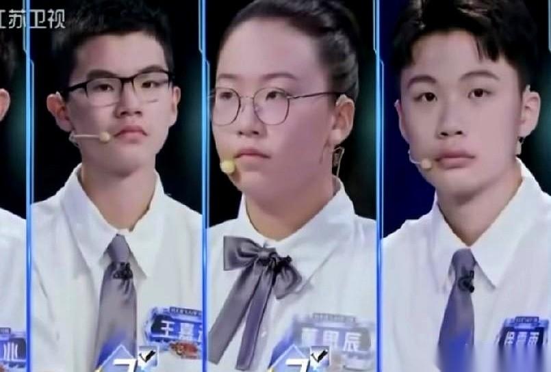 管人家叫“董张飞”，真是又好笑又解气。
谁能想到啊，一个看着文文静静、柔柔弱弱的