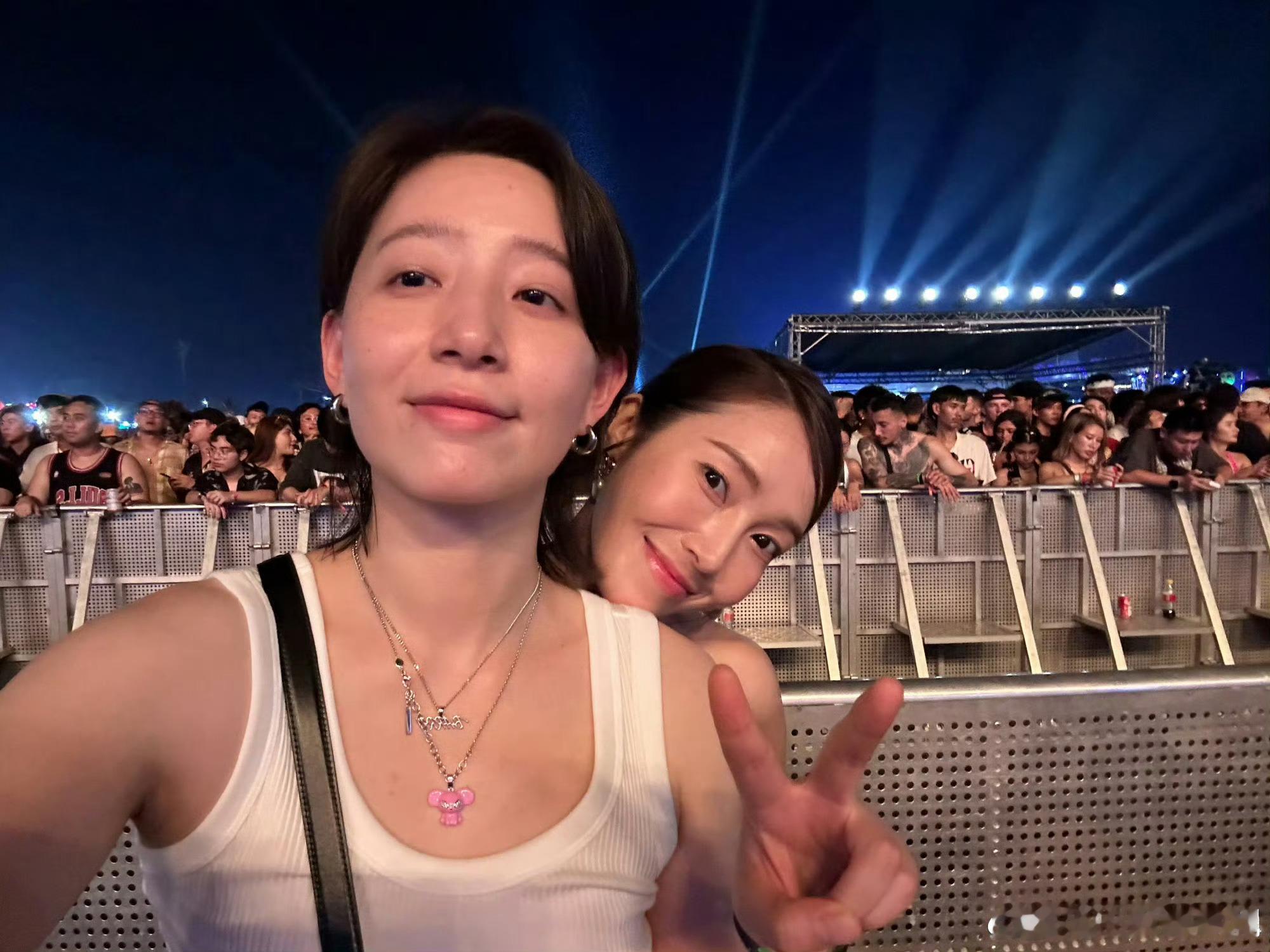 李斯丹妮真人怎么能美成这样时尚感太强了，这才是最完美的画面和风格，刷到路人拍的李