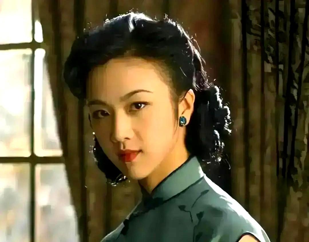 以后你看的吻戏，可能都不是真人亲的了。

横店之前乱成一锅粥，一年三百多部戏，亲