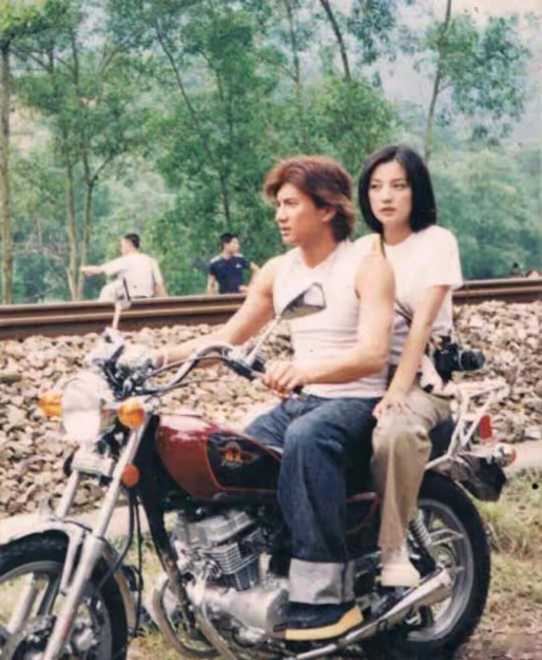 吴奇隆当年骑着摩托车载着赵的画面看吴奇隆当年骑着摩托车载着赵的画面，真的很有年代