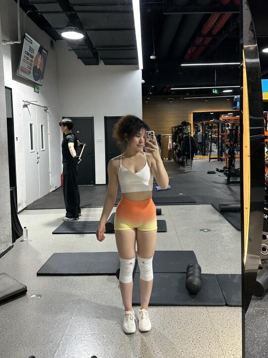 练的一般 穿的花哨