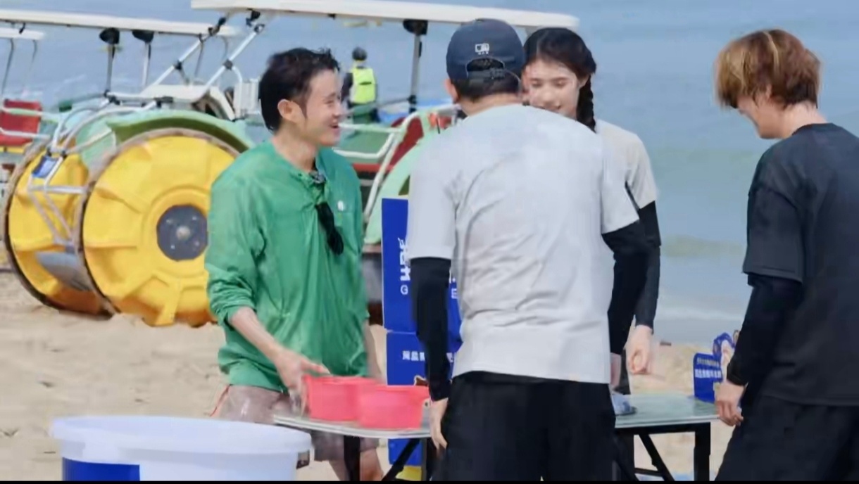 鹿晗被泼了一个踉跄鹿晗被泼水踉跄了一下哈哈哈哈哈 突如其来的泼水力道十足，小鹿被
