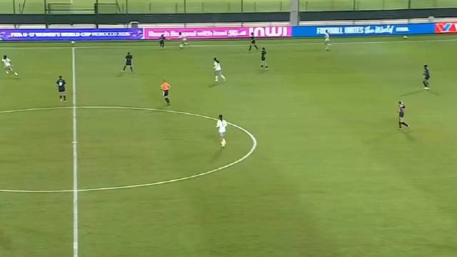 U17女足世界杯，中国3比2击败美国，刘雨希右路强突后爆射破门，外国解说员激动得连连惊呼！ ​