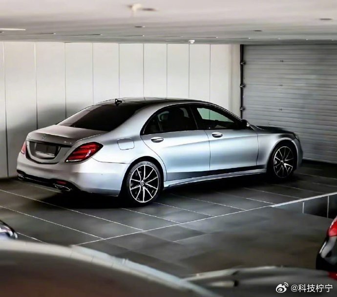 驾驭W222，感受三道杠的荣耀，体验S级巅峰传奇。每一处细节，都是对完美的追求；