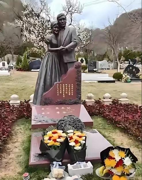 这就是李谷一女士和她已故丈夫萧卓能的夫妻双墓。有人不明白，李谷一如今依然健在，怎
