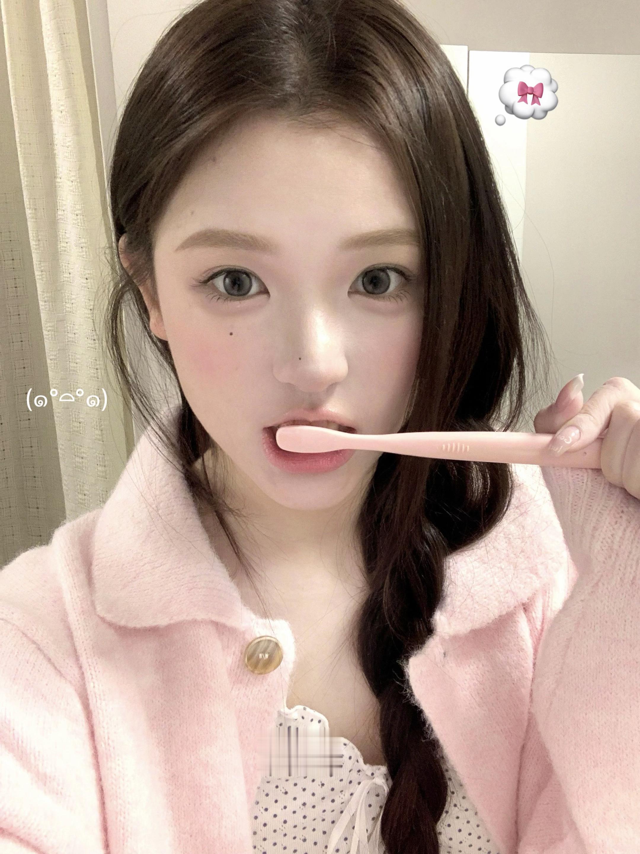 假装刷牙🦷ྀི